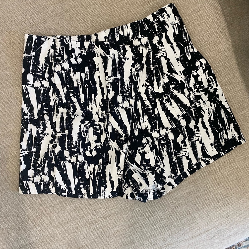 Brush black and white print skort